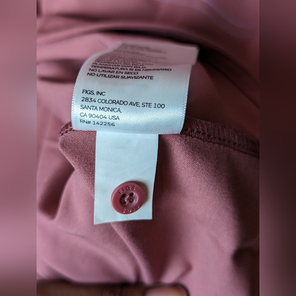 Figs Rafaela Silhouette Oversized Scrub Top w/ Chest Pockets - Mauve & Neon Pink - Picture 9 of 11